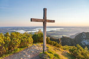 Gipfelkreuz des Sulten mit Blick auf Chiemsee, Chiemgauer Alpen, Chiemgau, Oberbayern, Bayern, Süddeutschland, Deutschland, Europa Gipfelkreuz des Sulten mit Blick auf Chiemsee, Chiemgauer Alpen, Chiemgau, Oberbayern, Bayern, Süddeutschland, Deutschland, Europa