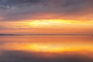 Sonnenuntergang am Chiemsee bei Übersee, Chiemgau, Oberbayern, Bayern, Süddeutschland, Deutschland, Europa Sonnenuntergang am Chiemsee bei Übersee, Chiemgau, Oberbayern, Bayern, Süddeutschland, Deutschland, Europa