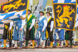 Traunsteiner Schwertertanz beim Georgiritt in der Innenstadt, Traunstein, Chiemgau, Oberbayern, Bayern, Süddeutschland, Deutschland, Europa Traunsteiner Schwertertanz beim Georgiritt in der Innenstadt, Traunstein, Chiemgau, Oberbayern, Bayern, Süddeutschland, Deutschland, Europa