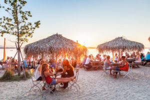 Beach Bar Strandbad in Übersee am Chiemsee, Chiemgau, Oberbayern, Bayern, Süddeutschland, Deutschland, Europa Beach Bar Strandbad in Übersee am Chiemsee, Chiemgau, Oberbayern, Bayern, Süddeutschland, Deutschland, Europa
