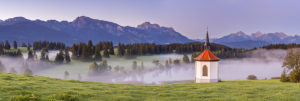 Hegratsrieder Kapelle vor dem Panorama der Ammergauer und Allgäuer Alpen bei Halblech, Ostallgäu, Allgäu, Schwaben, Bayern, Süddeutschland, Deutschland, Europa Hegratsrieder Kapelle vor dem Panorama der Ammergauer und Allgäuer Alpen bei Halblech, Ostallgäu, Allgäu, Schwaben, Bayern, Süddeutschland, Deutschland, Europa