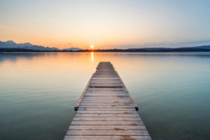 Steg im Sonnenuntergang am Forggensee, Schwangau, bei Füssen, Ostallgäu, Allgäu, Schwaben, Bayern, Süddeutschland, Deutschland, Europa Steg im Sonnenuntergang am Forggensee, Schwangau, bei Füssen, Ostallgäu, Allgäu, Schwaben, Bayern, Süddeutschland, Deutschland, Europa