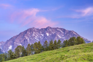 Blick von der Gotzenalm auf Morgenrot über dem Watzmann (2.713 m), Schönau am Königssee, Oberbayern, Bayern, Süddeutschland, Deutschland Blick von der Gotzenalm auf Morgenrot über dem Watzmann (2.713 m), Schönau am Königssee, Oberbayern, Bayern, Süddeutschland, Deutschland