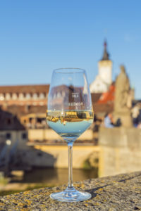 Glas Wein mit Blick über den Main auf die Altstadt von Würzburg, Unterfranken, Franken, Bayern, Deutschland Glas Wein mit Blick über den Main auf die Altstadt von Würzburg, Unterfranken, Franken, Bayern, Deutschland