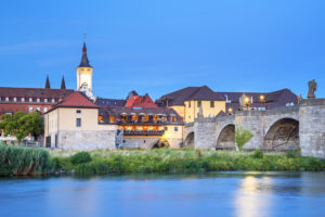 Blick über den Main auf Altstadt von Würzburg mit Grafeneckart Turm, Unterfranken, Franken, Bayern, Deutschland Blick über den Main auf Altstadt von Würzburg mit Grafeneckart Turm, Unterfranken, Franken, Bayern, Deutschland