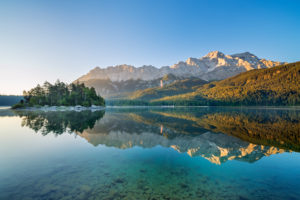 Eibsee vor Zugspitzmassiv mit Zugspitze, Grainau, Werdenfelser Land, Oberbayern, Bayern, Süddeutschland, Deutschland, Europa Eibsee vor Zugspitzmassiv mit Zugspitze, Grainau, Werdenfelser Land, Oberbayern, Bayern, Süddeutschland, Deutschland, Europa