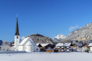 Kirche in Graswang im Graswangtal, Ettal, Oberbayern, Bayern, Deutschland Kirche in Graswang im Graswangtal, Ettal, Oberbayern, Bayern, Deutschland