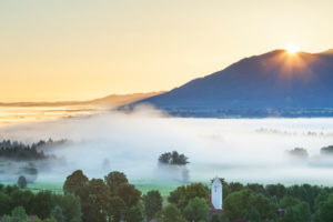 Sonnenaufgang über dem Brauneck, Blick von Großweil, Oberbayern, Bayern, Süddeutschland, Deutschland, Europa Sonnenaufgang über dem Brauneck, Blick von Großweil, Oberbayern, Bayern, Süddeutschland, Deutschland, Europa