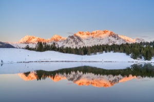 Spiegelung des Karwendel im Wildensee, Mittenwald, Werdenfelser Land, Oberbayern, Bayern, Süddeutschland, Deutschland, Europa Spiegelung des Karwendel im Wildensee, Mittenwald, Werdenfelser Land, Oberbayern, Bayern, Süddeutschland, Deutschland, Europa