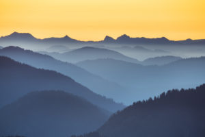 Ausblick vom Gipfel des Roßstein (1698m) zum Sonnenaufgang, Tegernseer Berge, Mangfallgebirge, Oberbayern, Bayern, Süddeutschland, Deutschland, Europa Ausblick vom Gipfel des Roßstein (1698m) zum Sonnenaufgang, Tegernseer Berge, Mangfallgebirge, Oberbayern, Bayern, Süddeutschland, Deutschland, Europa