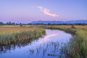 Abendrot über der Ach mit Blick auf die Bayerischen Voralpen, Uffing am Staffelsee, Oberbayern, Bayern, Süddeutschland, Deutschland, Europa Abendrot über der Ach mit Blick auf die Bayerischen Voralpen, Uffing am Staffelsee, Oberbayern, Bayern, Süddeutschland, Deutschland, Europa