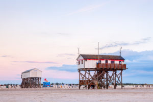 Pfahlbau am Strand von St. Peter-Ording, Halbinsel Eiderstedt, Nordfriesland, Schleswig-Holstein, Norddeutschland, Deutschland, Europa Pfahlbau am Strand von St. Peter-Ording, Halbinsel Eiderstedt, Nordfriesland, Schleswig-Holstein, Norddeutschland, Deutschland, Europa