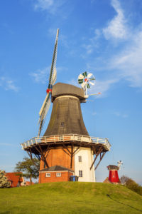 Zwillingswindmühlen von Greetsiel, Krummhörn, Niedersachsen, Deutschland Zwillingswindmühlen von Greetsiel, Krummhörn, Niedersachsen, Deutschland