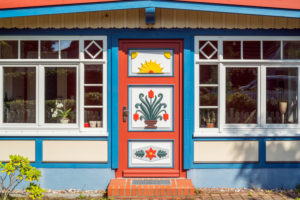 Haus in Prerow mit der typischen Darßer Tür, Fischland-Darß-Zingst, Mecklenburg-Vorpommern, Deutschland, Europa Haus in Prerow mit der typischen Darßer Tür, Fischland-Darß-Zingst, Mecklenburg-Vorpommern, Deutschland, Europa