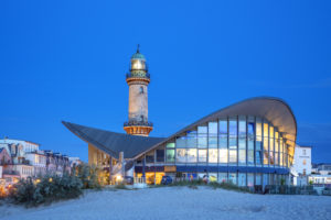 Blick vom Strand auf Leuchtturm und Teepott in Warnemünde, Hansestadt Rostock, Ostseeküste, Mecklenburg-Vorpommern, Norddeutschland, Deutschland, Europa Blick vom Strand auf Leuchtturm und Teepott in Warnemünde, Hansestadt Rostock, Ostseeküste, Mecklenburg-Vorpommern, Norddeutschland, Deutschland, Europa