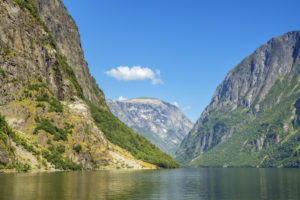 Blick in den Nærøyfjord, Seitenarm des Sognefjord, Sogn og Fjordane, Norwegen Blick in den Nærøyfjord, Seitenarm des Sognefjord, Sogn og Fjordane, Norwegen