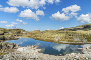 See an der Norwegischen Landschaftsroute Aurlandsvegen durchs Aurlandsfjellet, Aurlandsvangen, Sogn og Fjordane, Norwegen See an der Norwegischen Landschaftsroute Aurlandsvegen durchs Aurlandsfjellet, Aurlandsvangen, Sogn og Fjordane, Norwegen