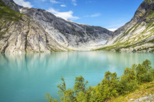 Blick über den Gletschersee Nigardsbrevatnet auf den Gletscher Nigardsbreen im Jostedal, Gjerde, Gaupne, Sogn og Fjordane, Norwegen Blick über den Gletschersee Nigardsbrevatnet auf den Gletscher Nigardsbreen im Jostedal, Gjerde, Gaupne, Sogn og Fjordane, Norwegen