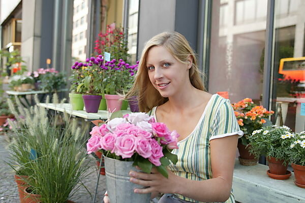 Bildagentur Mauritius Images Flower Business Florist Shop Window Flowerpots Roses Decoration Detail Flower Shop Woman 20 30 Years Shop Assistant Blond Course Occupation Work Work Job Cut Flowers Flowers Potted Plants Plants The championship course is synonymous with the natural beauty of mauritius, affording views of the mountainous landscape while the fairways are surrounded by beautiful casuarina trees and vibrant floral species. 2