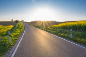 Landstraße, Abend, Sonne, Frühling, Schmachtenberg, Spessart, Bayern, Deutschland Landstraße, Abend, Sonne, Frühling, Schmachtenberg, Spessart, Bayern, Deutschland