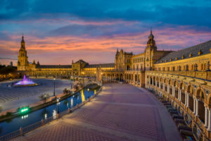 Plaza de Espana in Sevilla, Andalusien, Spanien während des Sonnenuntergangs Plaza de Espana in Sevilla, Andalusien, Spanien während des Sonnenuntergangs