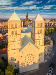 St.-Paulus-Dom mit St.-Lambert-Kirche im Hintergrund in Münster St.-Paulus-Dom mit St.-Lambert-Kirche im Hintergrund in Münster