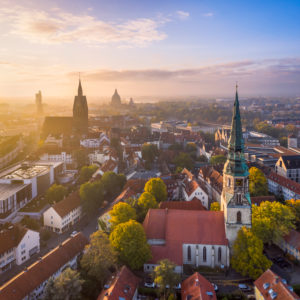 Altstadt von Hannover an einem nebligen Herbstmorgen mit der Kreuzkirche im Vordergrund und der Marktkirche und dem Rathaus im Hintergrund Altstadt von Hannover an einem nebligen Herbstmorgen mit der Kreuzkirche im Vordergrund und der Marktkirche und dem Rathaus im Hintergrund