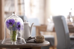 Cloche, Blumenstrauß, Teekanne, Strickknäuel, Cloche, Blumenstrauß, Teekanne, Strickknäuel,