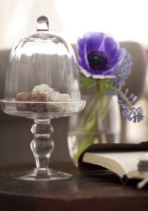 Glas, Pralinen, Blumen, Buch, Glas, Pralinen, Blumen, Buch,