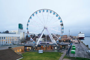 Riesenrad "Finnair Skywheel" am Südhafen von Helsinki, Finnland Riesenrad "Finnair Skywheel" am Südhafen von Helsinki, Finnland
