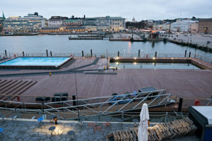 Schwimmendes Freibad in Helsinki, der Allas Sea Pool im Südhafen der Stadt Schwimmendes Freibad in Helsinki, der Allas Sea Pool im Südhafen der Stadt