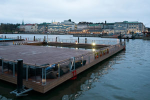 Schwimmendes Freibad in Helsinki, der Allas Sea Pool im Südhafen der Stadt Schwimmendes Freibad in Helsinki, der Allas Sea Pool im Südhafen der Stadt