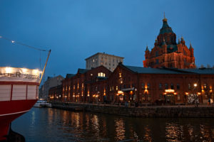 Hafenpromenade in Helsinki, Finnland, Abends mit Blick auf die Uspenski-Kathedrale Hafenpromenade in Helsinki, Finnland, Abends mit Blick auf die Uspenski-Kathedrale