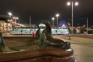 Detail vom Brunnen auf dem Kauppatori-Platz im Zentrum von Helsinki, Finnland Detail vom Brunnen auf dem Kauppatori-Platz im Zentrum von Helsinki, Finnland