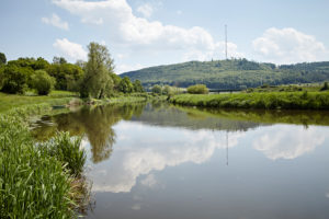 Bayern, Fluß, Wörnitz, im Hintergrund Sendemast auf dem Hühnerberg Bayern, Fluß, Wörnitz, im Hintergrund Sendemast auf dem Hühnerberg