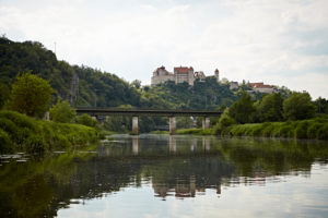 Bayern, Schwaben, Fluß, Wörnitz, Eisenbahnbrücke mit Blick auf Burg Harburg Bayern, Schwaben, Fluß, Wörnitz, Eisenbahnbrücke mit Blick auf Burg Harburg