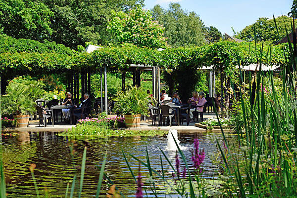 Bildagentur | mauritius images | Europe, Germany, Hamburg metropolitan  area, St. Pauli, Planten un Blomen park, garden restaurant by the pond,