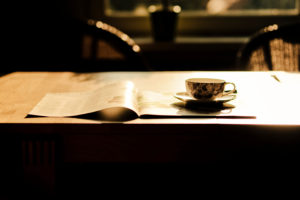 Teetasse in der Sonne auf einem Tisch, Teetasse in der Sonne auf einem Tisch,