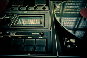 Vinylplatte auf Player mit Kassettendeck, Vinylplatte auf Player mit Kassettendeck,