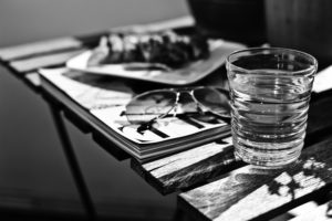 Glas Wasser in der Sonne auf Holztisch, Glas Wasser in der Sonne auf Holztisch,