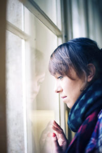 Mädchen im Profil am Fenster, Mädchen im Profil am Fenster,