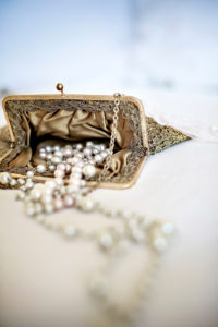 Perlenkette in Abendtasche, Perlenkette in Abendtasche,