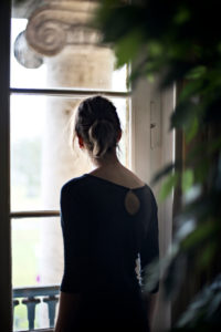 Junge Frau am Fenster, Junge Frau am Fenster,