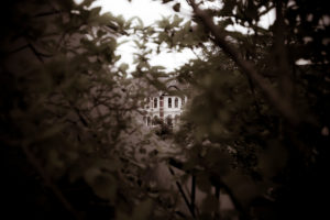 Versteckte Villa, Versteckte Villa,