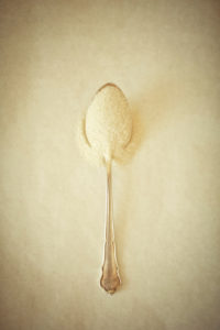 Silberlöffel mit Zucker auf Freifläche, Silberlöffel mit Zucker auf Freifläche,