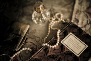 Stillleben mit Flacon und Perlenkette, Stillleben mit Flacon und Perlenkette,