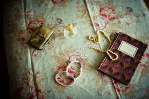 Stillleben mit Flacon, Perlenkette und Buch, Stillleben mit Flacon, Perlenkette und Buch,