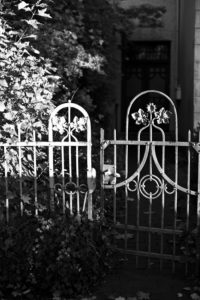 Offene Gartentür vor alter Villa, Offene Gartentür vor alter Villa,