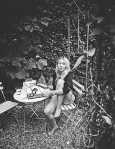 Junge Frau in Gartenlaube mit Schreibmaschine, Junge Frau in Gartenlaube mit Schreibmaschine,