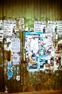 Bretterwand mit abgerissenen Plakaten, Bretterwand mit abgerissenen Plakaten,